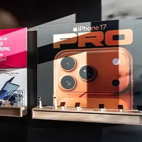 Schaufensterplakat für iPhone 17 Pro mit Kamera-Modul in Orange, Apple-Logo