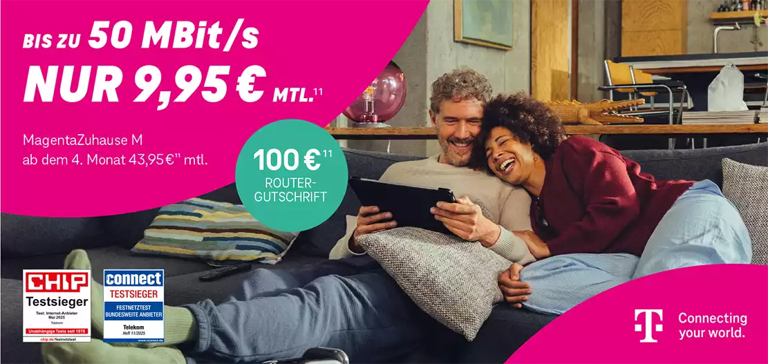 Paar entspannt auf Sofa mit Tablet, Telekom Werbung für günstiges Internetangebot.