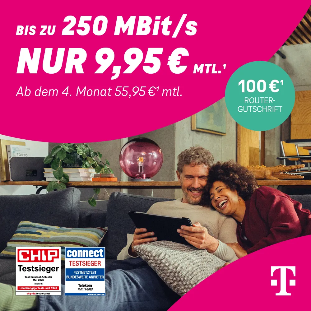 Telekom Festnetz-Internet Angebot: Paar auf Sofa mit Tablet, bis 250 MBit/s